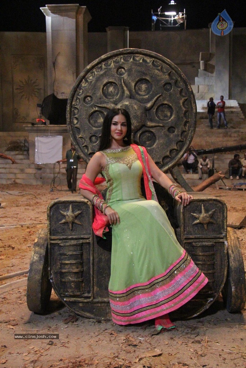Sunny Leone at Film Leela Sets - 28 / 41 photos