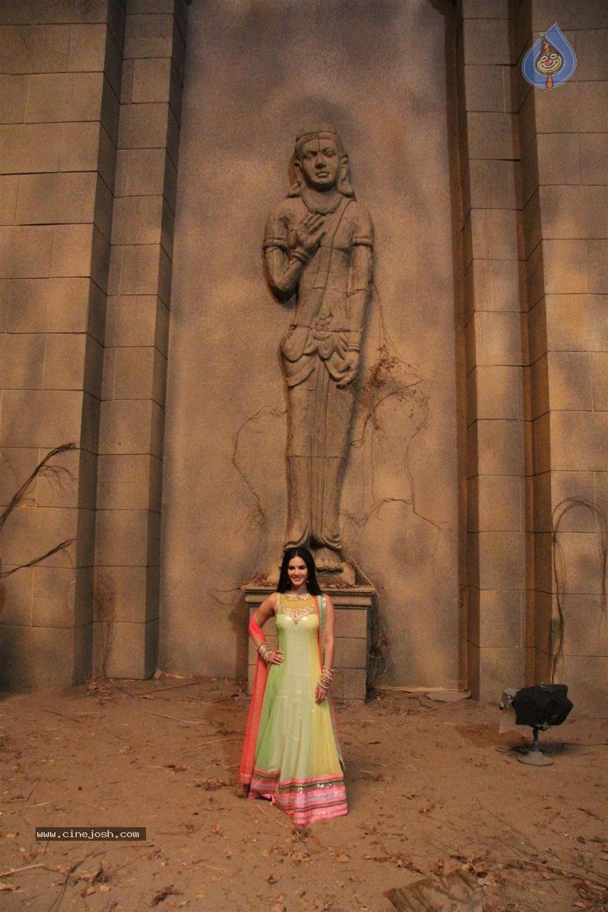 Sunny Leone at Film Leela Sets - 30 / 41 photos