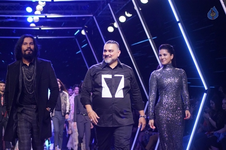 Sunny Leone at LFW Winter Festive 2017 - 1 / 18 photos
