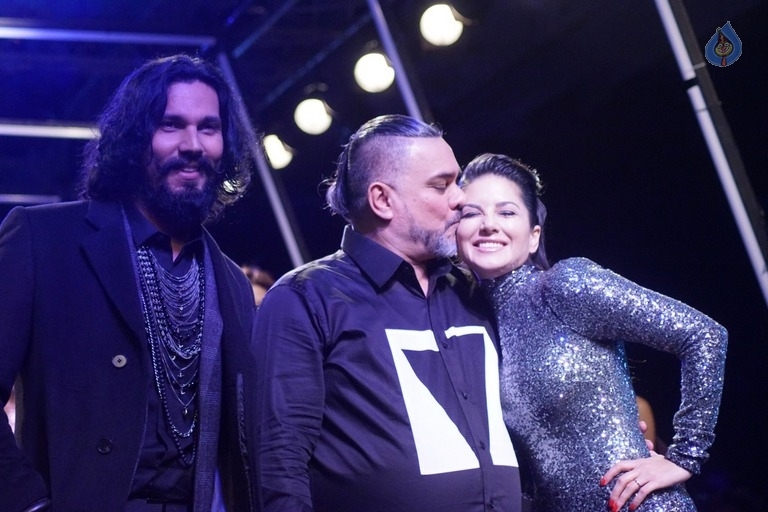 Sunny Leone at LFW Winter Festive 2017 - 4 / 18 photos