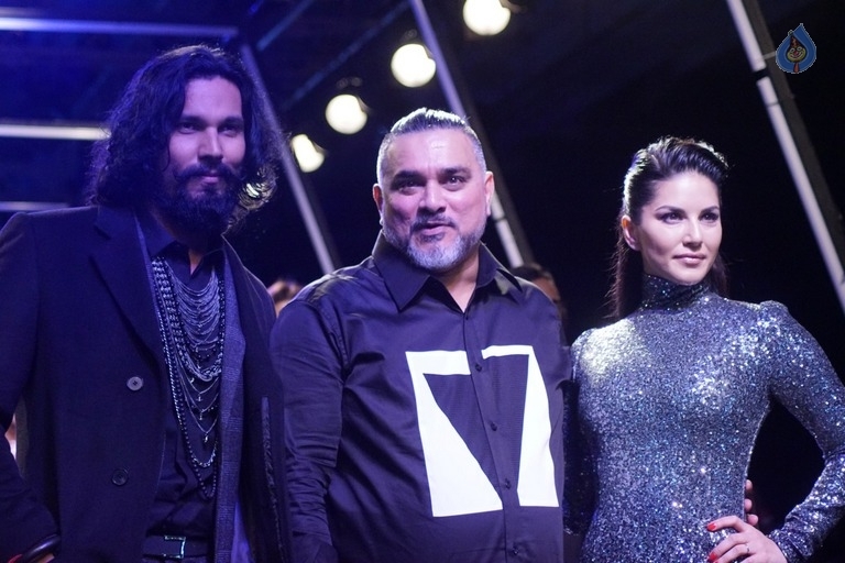 Sunny Leone at LFW Winter Festive 2017 - 5 / 18 photos