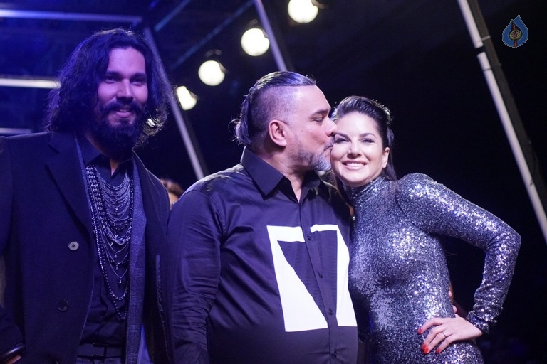 Sunny Leone at LFW Winter Festive 2017 - 7 / 18 photos