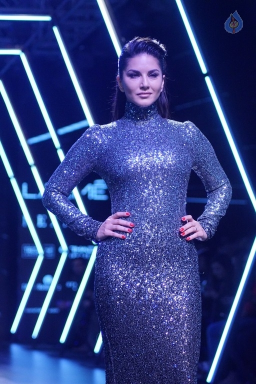Sunny Leone at LFW Winter Festive 2017 - 14 / 18 photos