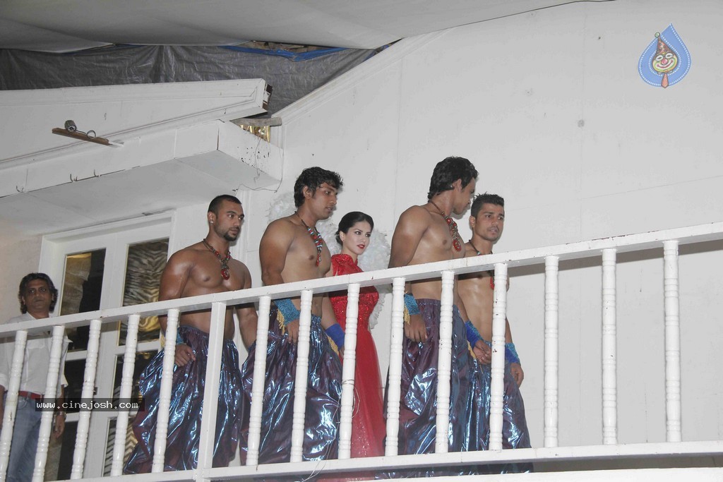 Sunny Leone Launches Splitsvilla Season 7 - 23 / 33 photos