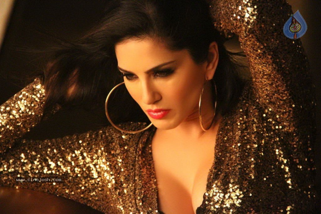 Sunny Leone Stills in Ragini MMS 2 - 4 / 6 photos