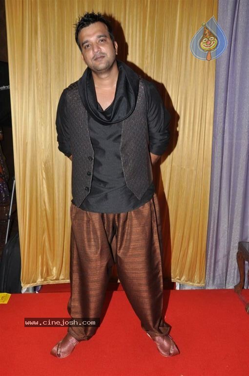 Suraj Godombe Sangeet Ceremony - 27 / 45 photos