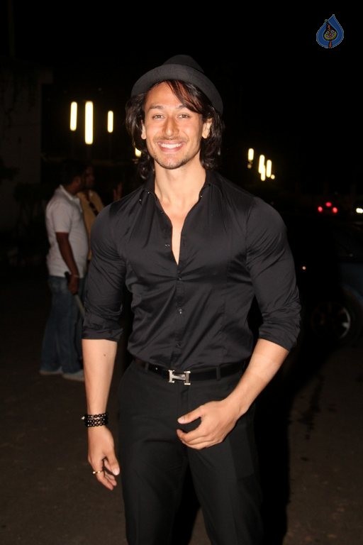 Suron Ke Sang Salaam Shri Gulshan Kumar Red Carpet - 39 / 82 photos