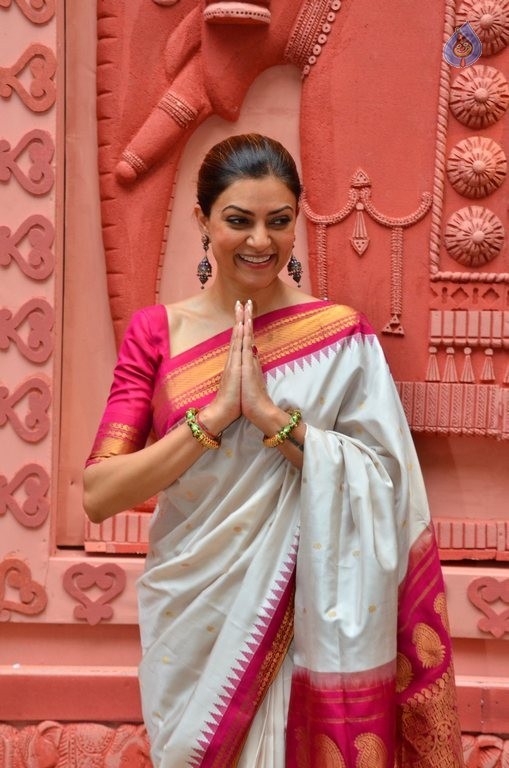 Sushmita Sen at Durga Aarti - 18 / 21 photos
