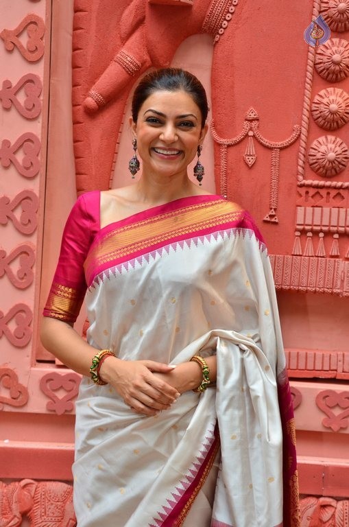 Sushmita Sen at Durga Aarti - 19 / 21 photos