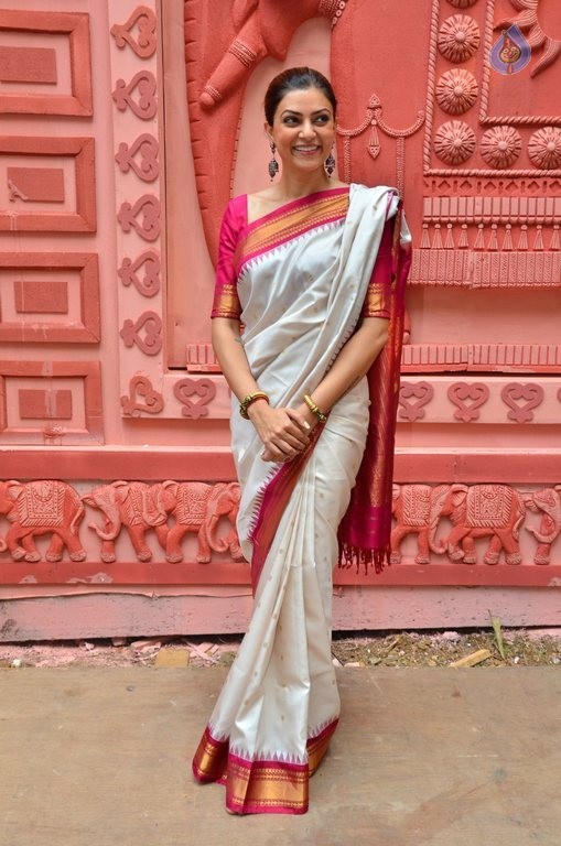Sushmita Sen at Durga Aarti - 20 / 21 photos
