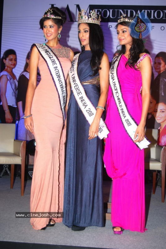 Sushmita Sen Introduces I AM SHE 2011 Winners - 4 / 26 photos