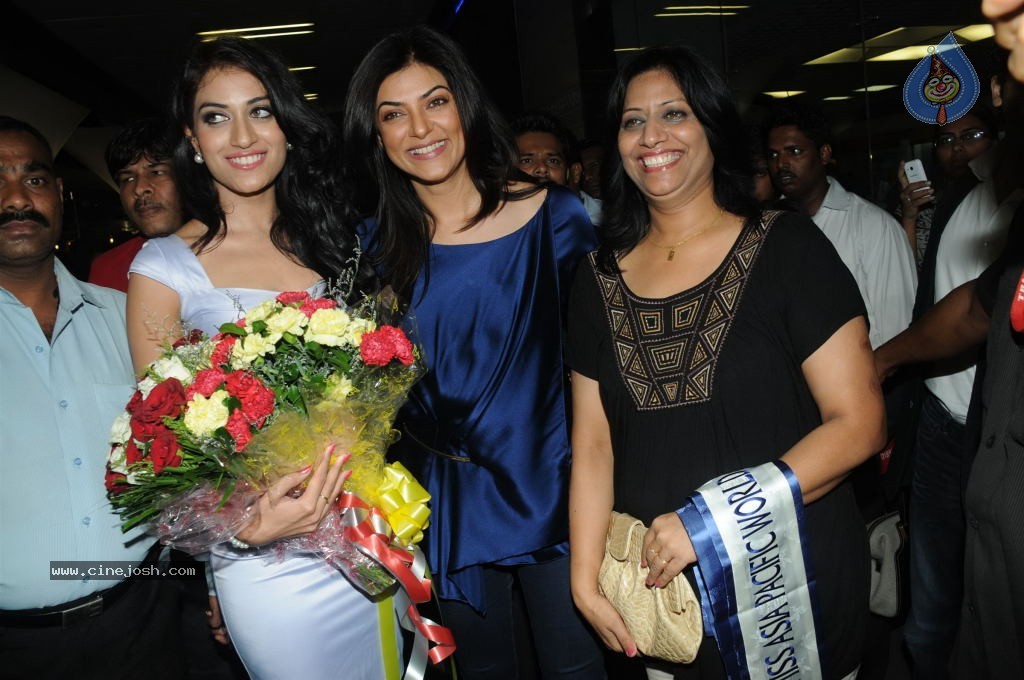 Sushmita Sen with Miss Asia Pacific 2012 Winner - 2 / 35 photos