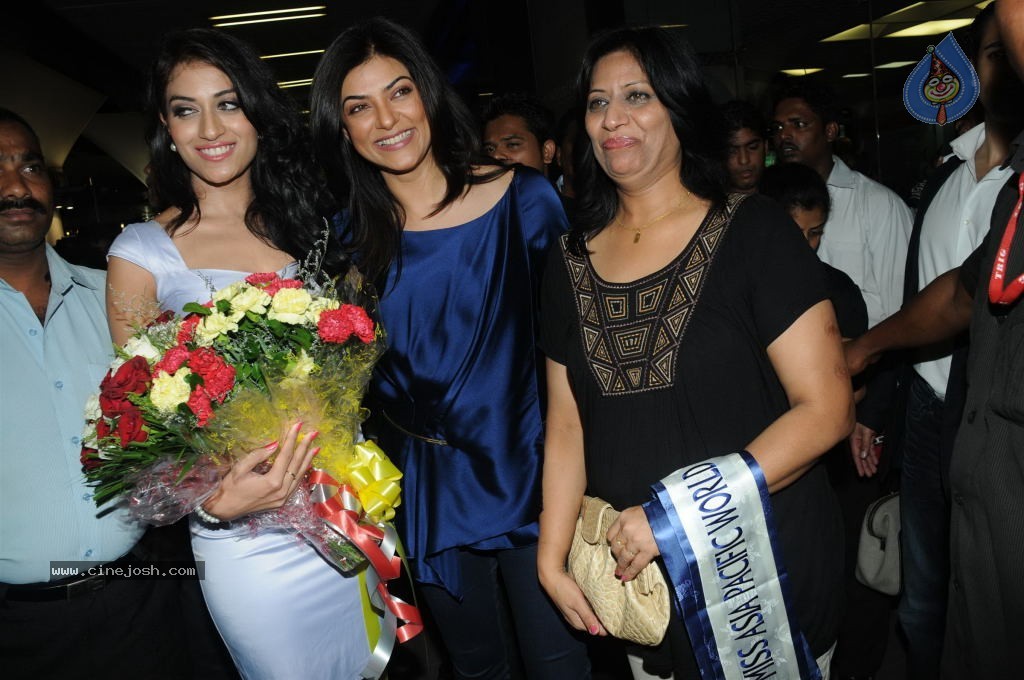 Sushmita Sen with Miss Asia Pacific 2012 Winner - 9 / 35 photos