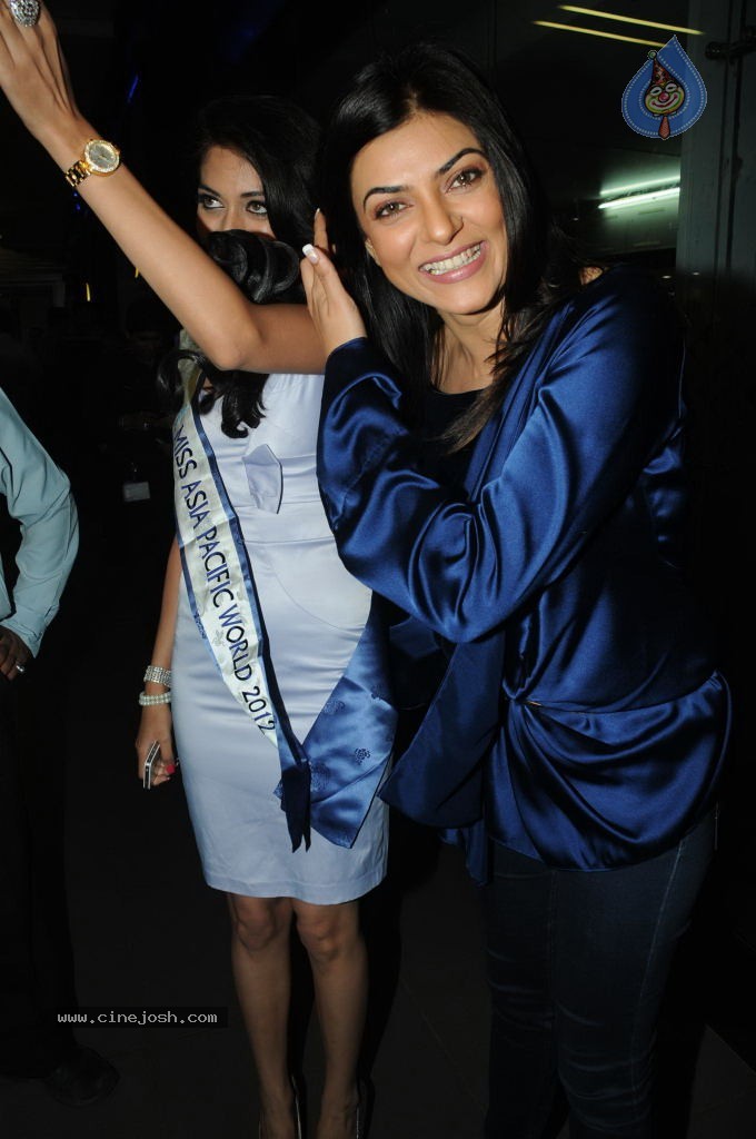 Sushmita Sen with Miss Asia Pacific 2012 Winner - 11 / 35 photos