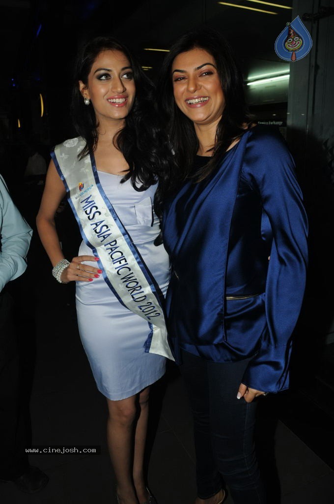 Sushmita Sen with Miss Asia Pacific 2012 Winner - 24 / 35 photos