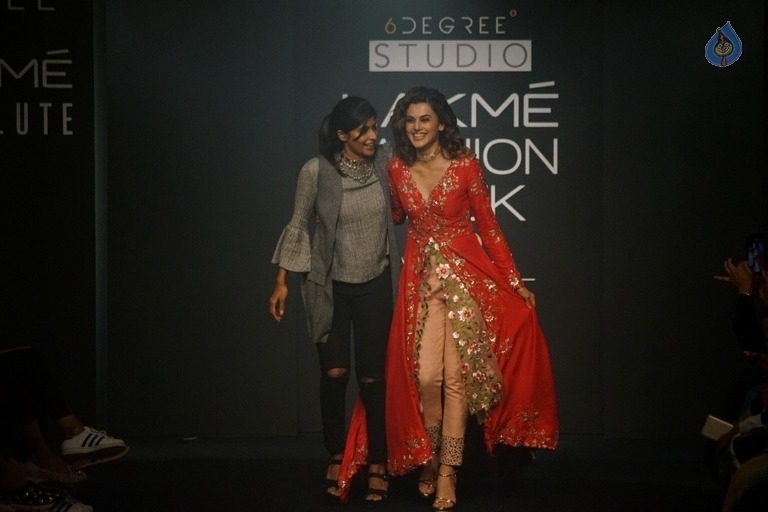 Taapsee at LFW Winter Festive 2017 - 10 / 18 photos