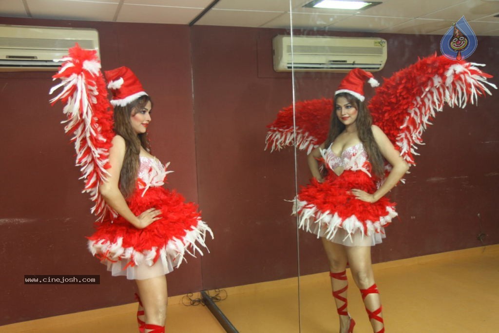 Tanisha Singh Christmas Theme Photo Shoot - 12 / 22 photos