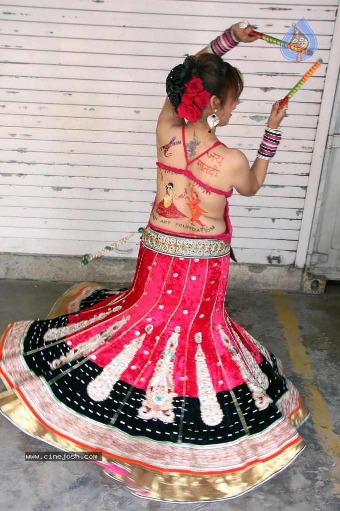 Tanisha Singh Hot Back Painting Photo Shoot - 29 / 31 photos