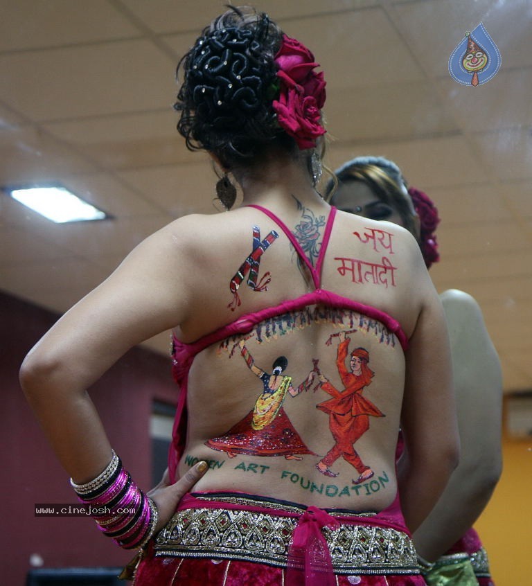 Tanisha Singh Hot Back Painting Photo Shoot - 30 / 31 photos