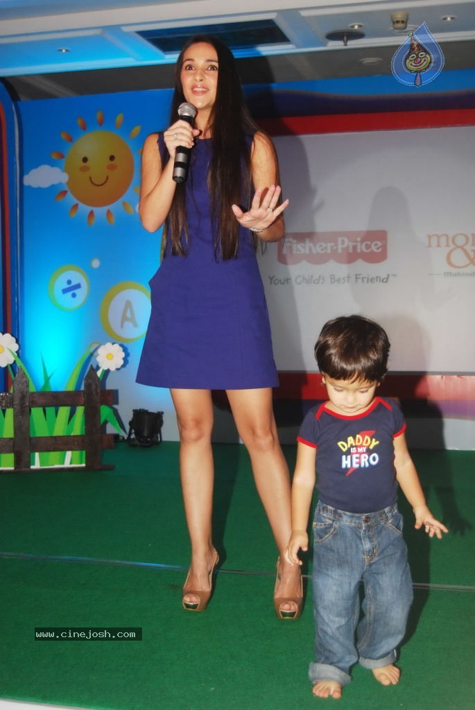 Tara Sharma Launches Me and Mom Show - 14 / 30 photos