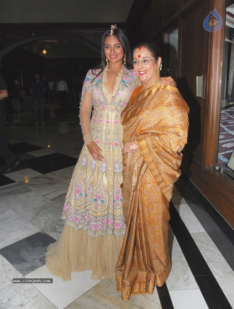 Tarun Tahiliani Solo Show for Sahachari Foundation - 27 / 39 photos