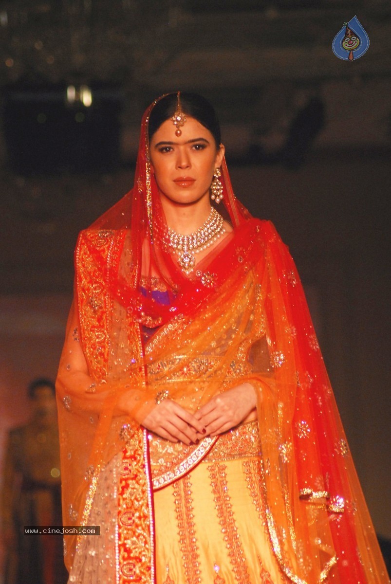 Tarun Tahiliani Solo Show for Sahachari Foundation - 29 / 39 photos