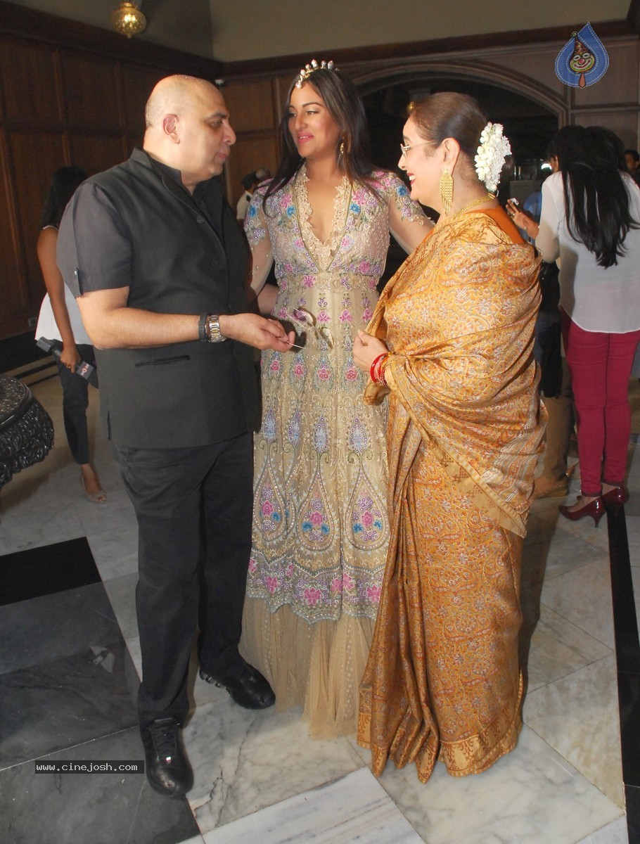 Tarun Tahiliani Solo Show for Sahachari Foundation - 30 / 39 photos