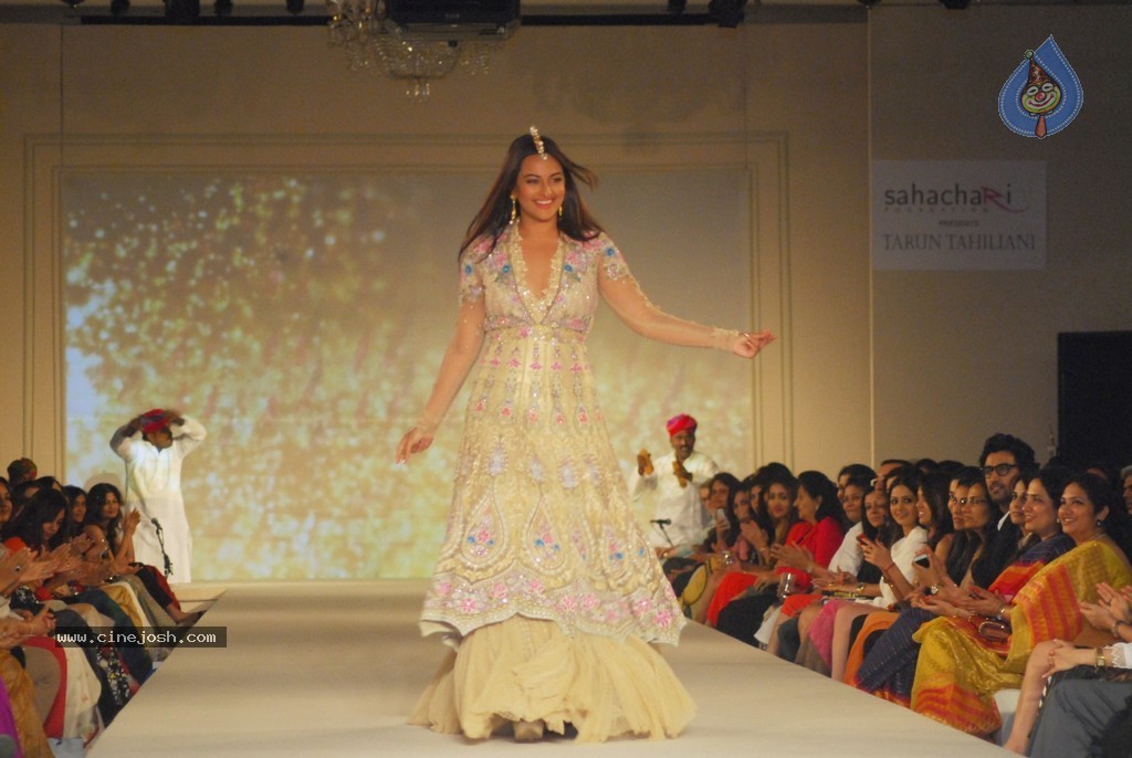 Tarun Tahiliani Solo Show for Sahachari Foundation - 34 / 39 photos