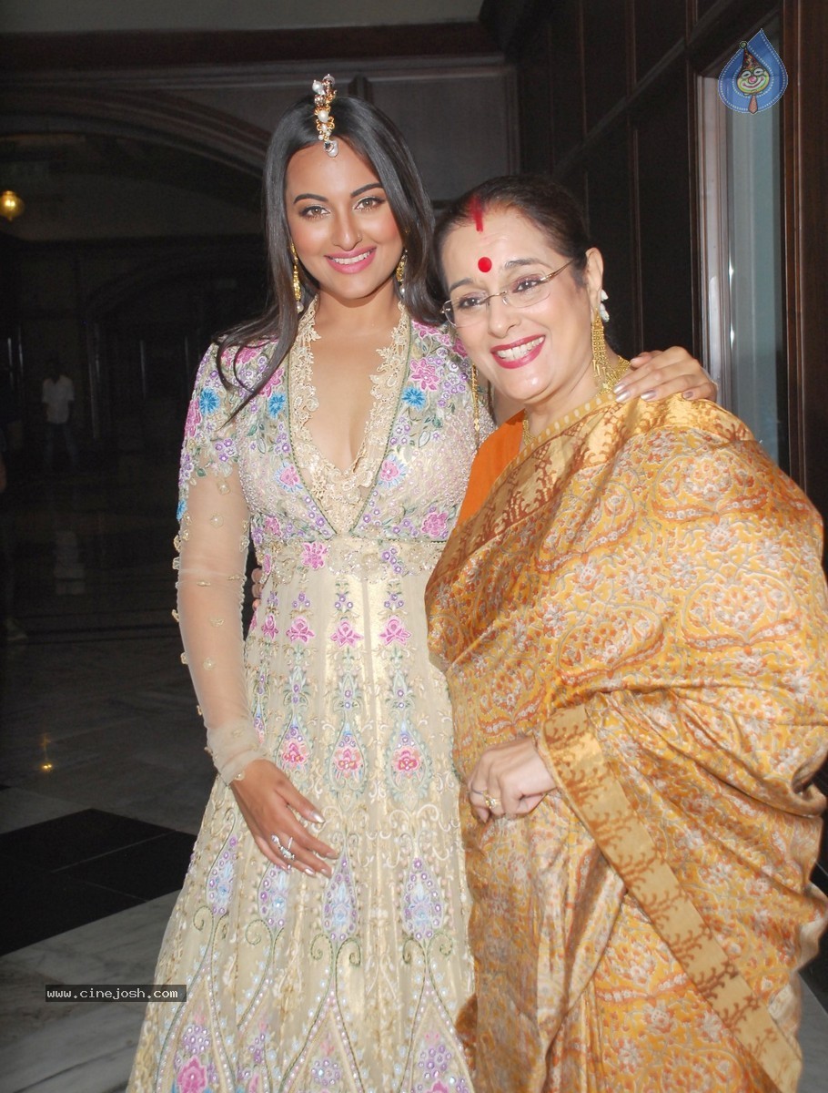 Tarun Tahiliani Solo Show for Sahachari Foundation - 37 / 39 photos