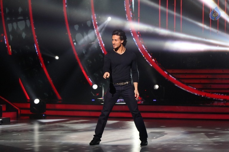 Tiger Shroff at Jhalak Dikhhla Jaa Sets - 15 / 32 photos