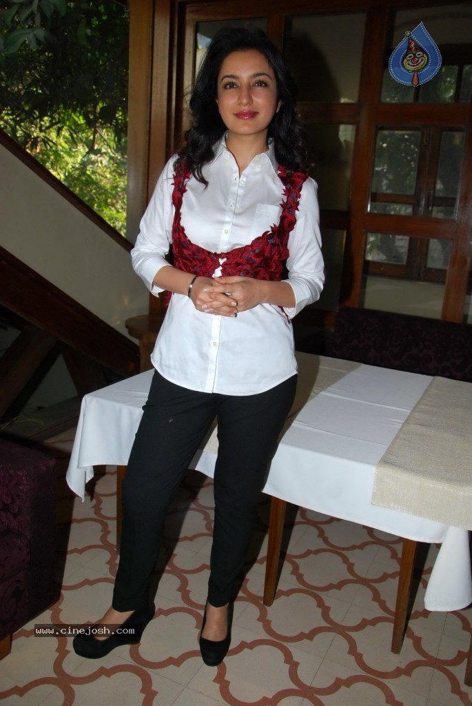 Tisca Chopra at Kiran Manral Book Launch - 3 / 23 photos