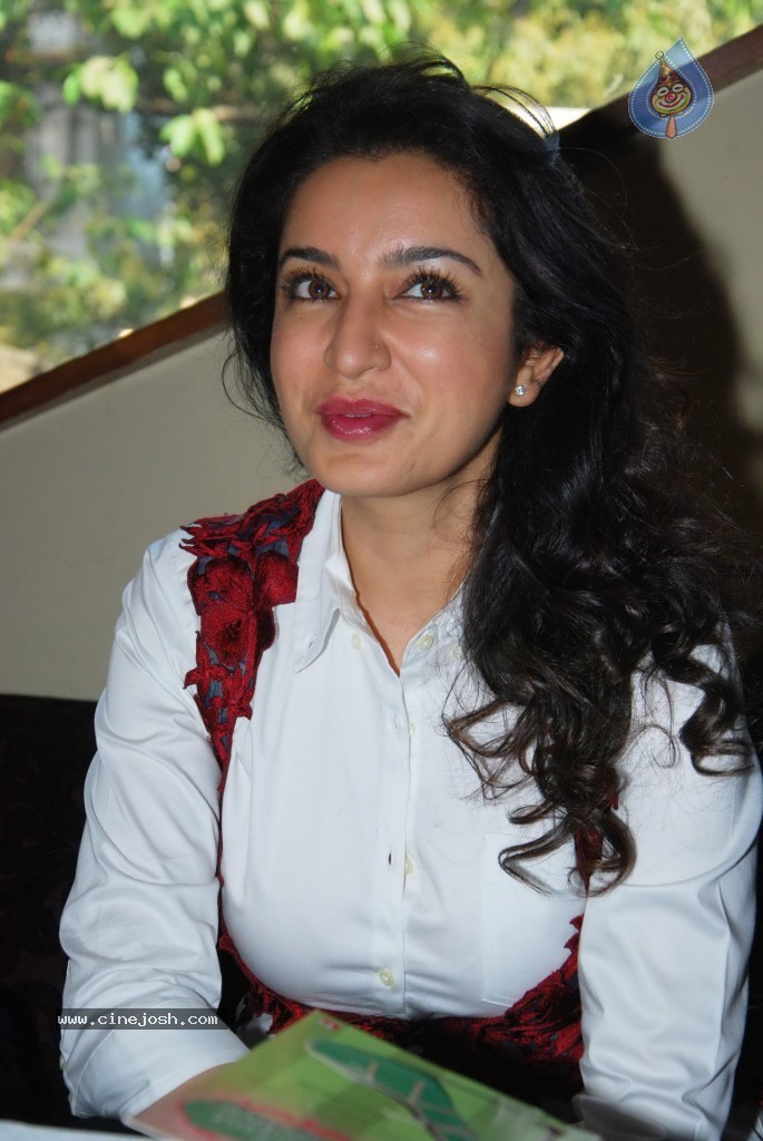 Tisca Chopra at Kiran Manral Book Launch - 10 / 23 photos