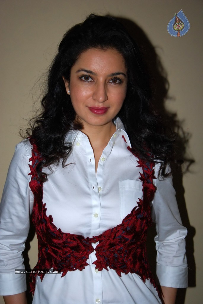 Tisca Chopra at Kiran Manral Book Launch - 15 / 23 photos