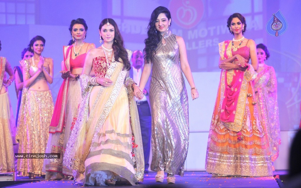 Top Bolly Celebs at IBJA Fashion Show - 65 / 207 photos