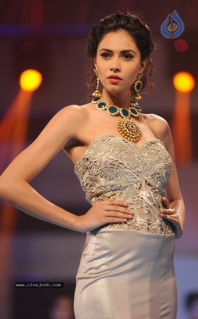 Top Bolly Celebs at IBJA Fashion Show - 81 / 207 photos