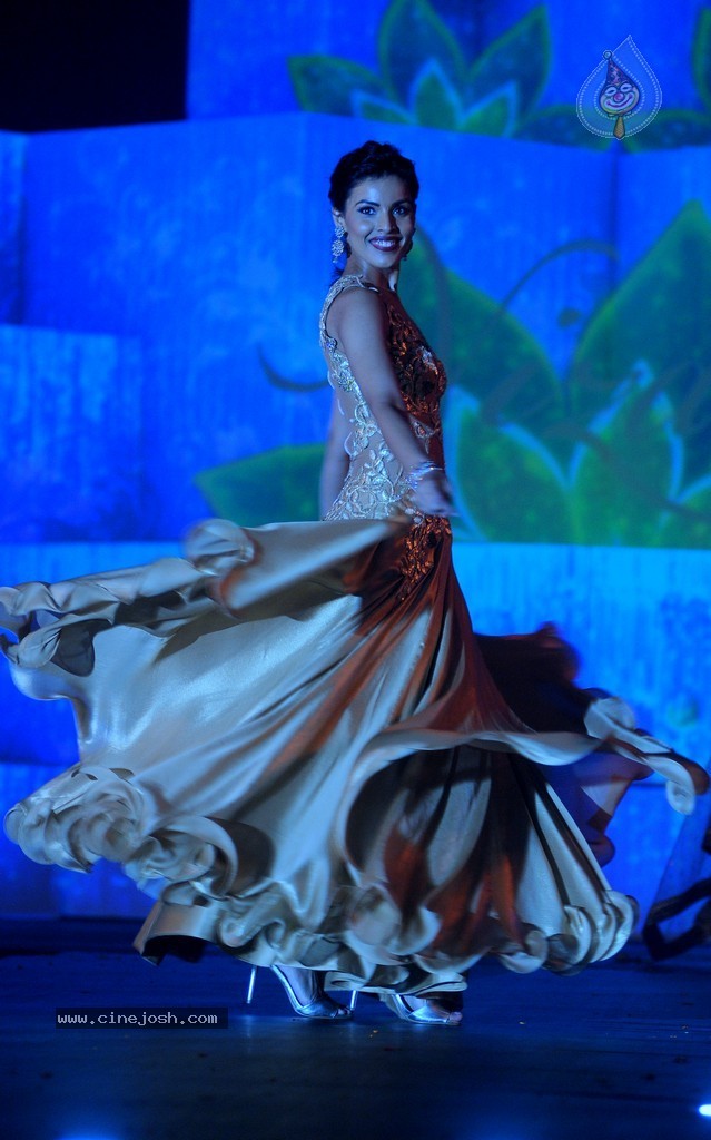 Top Bolly Celebs at IBJA Fashion Show - 112 / 207 photos