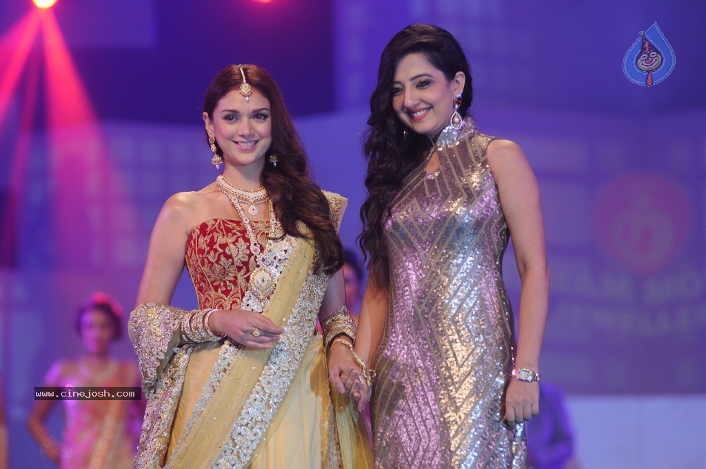 Top Bolly Celebs at IBJA Fashion Show - 127 / 207 photos
