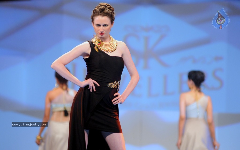 Top Bolly Celebs at IBJA Fashion Show - 136 / 207 photos