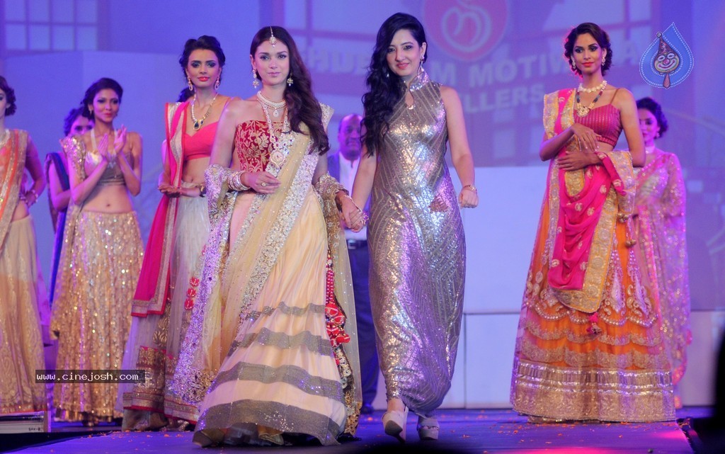 Top Bolly Celebs at IBJA Fashion Show - 137 / 207 photos