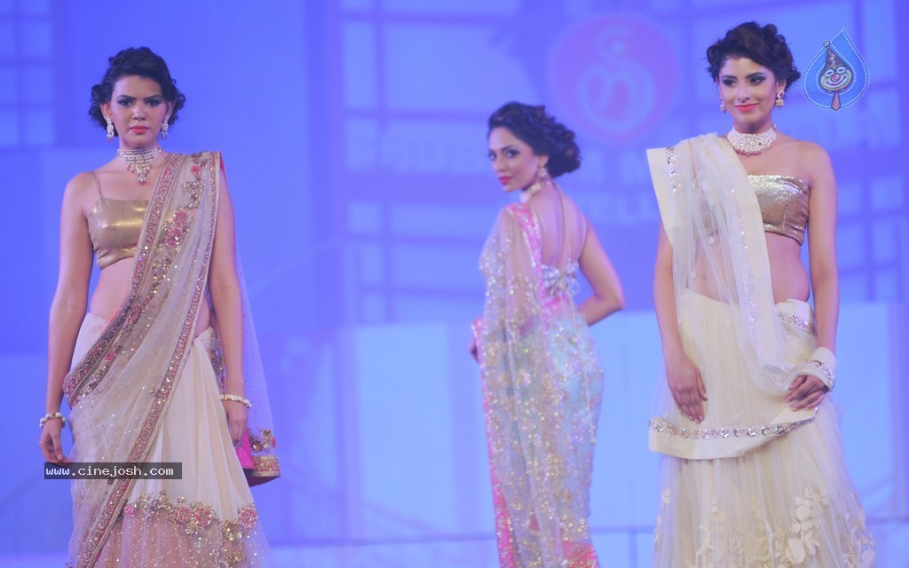 Top Bolly Celebs at IBJA Fashion Show - 140 / 207 photos