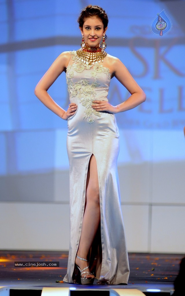 Top Bolly Celebs at IBJA Fashion Show - 147 / 207 photos