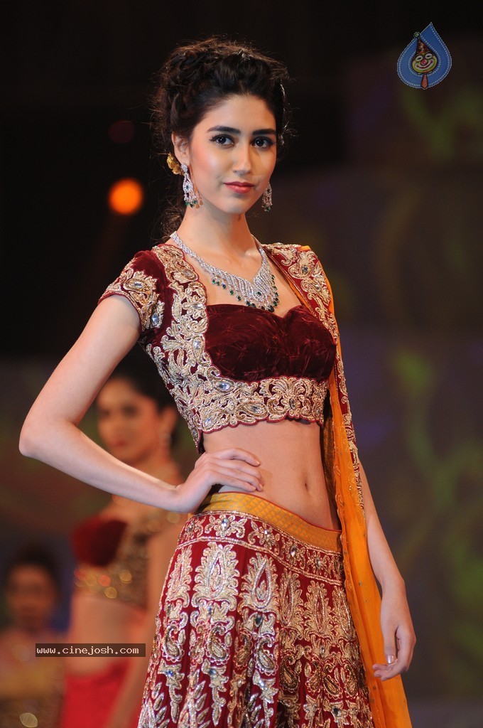 Top Bolly Celebs at IBJA Fashion Show - 152 / 207 photos