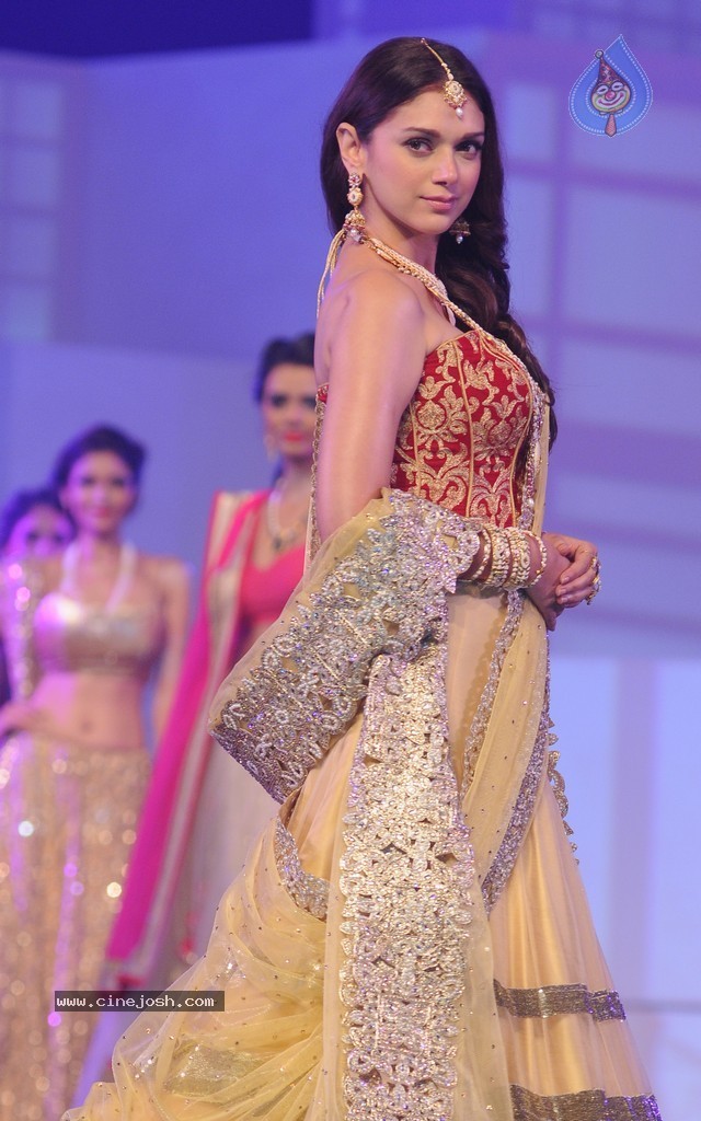 Top Bolly Celebs at IBJA Fashion Show - 156 / 207 photos