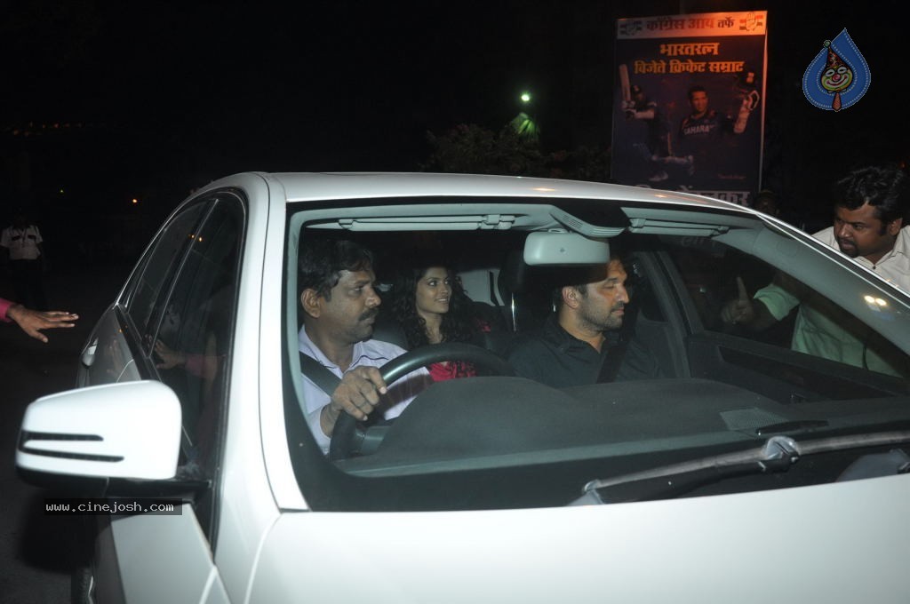 Top Bolly n Cricket Stars at Sachin Tendulkar Party - 120 / 152 photos