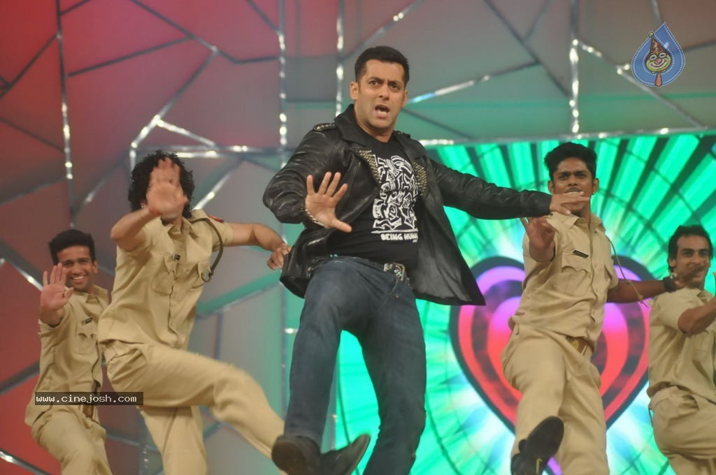 Top Bollywood Celebs at UMANG 2013 - 5 / 38 photos