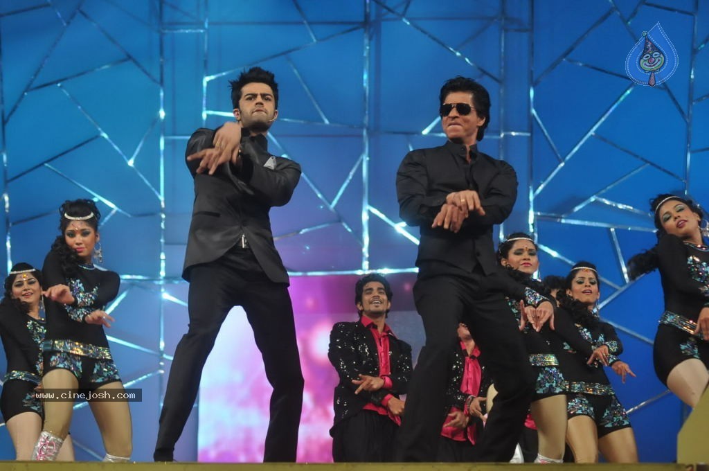 Top Bollywood Celebs at UMANG 2013 - 26 / 38 photos