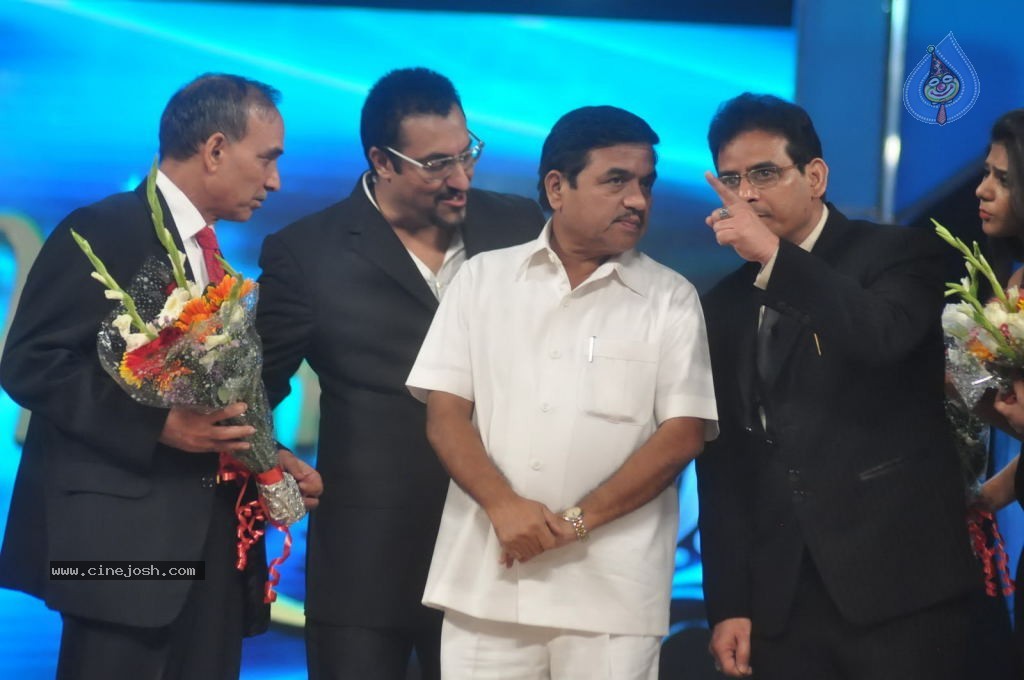 Top Bollywood Celebs at UMANG 2013 - 28 / 38 photos