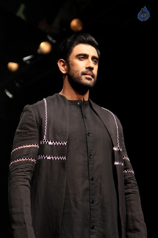 Top Celebrities at 2017 LFW Summer 1 - 45 / 75 photos