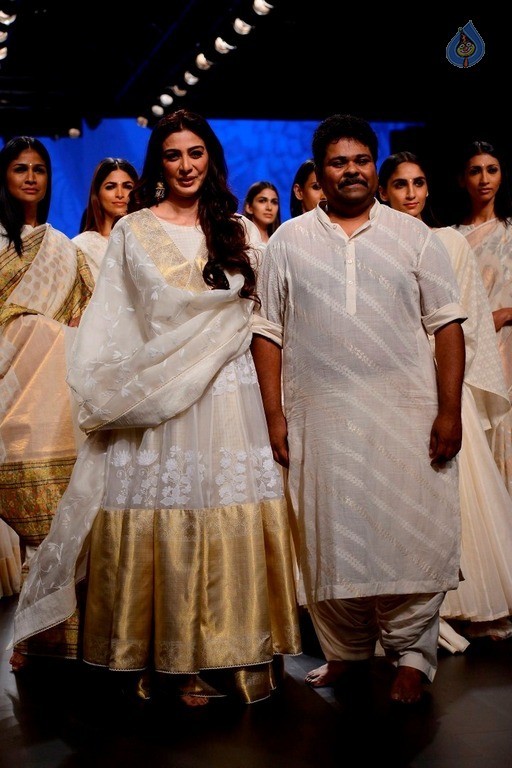 Top Celebrities at 2017 LFW Summer 2 - 5 / 84 photos