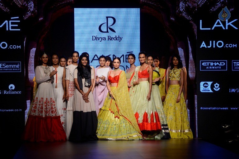 Top Celebrities at 2017 LFW Summer 2 - 9 / 84 photos